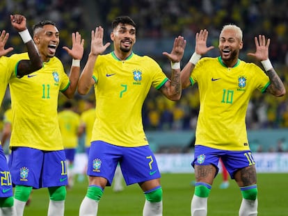 Varios jugadores celebran el primer gol de Brasil.