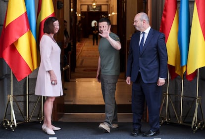 The president of Ukraine, Volodymyr Zelensky, with the president of the Congress, Francina Armengol;  and the president of the Senate, Pedro Rollán;  upon arrival at Congress 