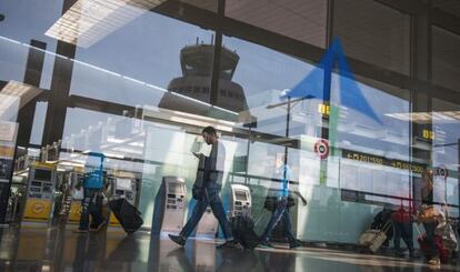 Varios pasajeros caminan por una de las terminales de El Prat.