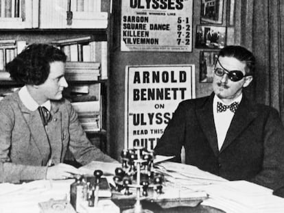 James Joyce junto a su editora Sylvia Beach.