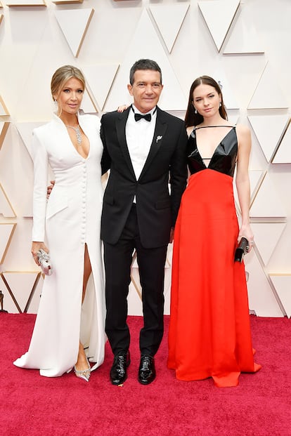 El malagueño (de Dior Men) acudió acompañado por su pareja, Nicole Kimpel (de Pronovias y clutch de Gucci), y su hija, Stella Banderas (de Gucci).