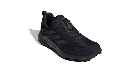 Adidas Terrex sobre fondo blanco.