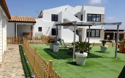 Exterior del hotel Goro Goro, en Conil de la Frontera (Cádiz).