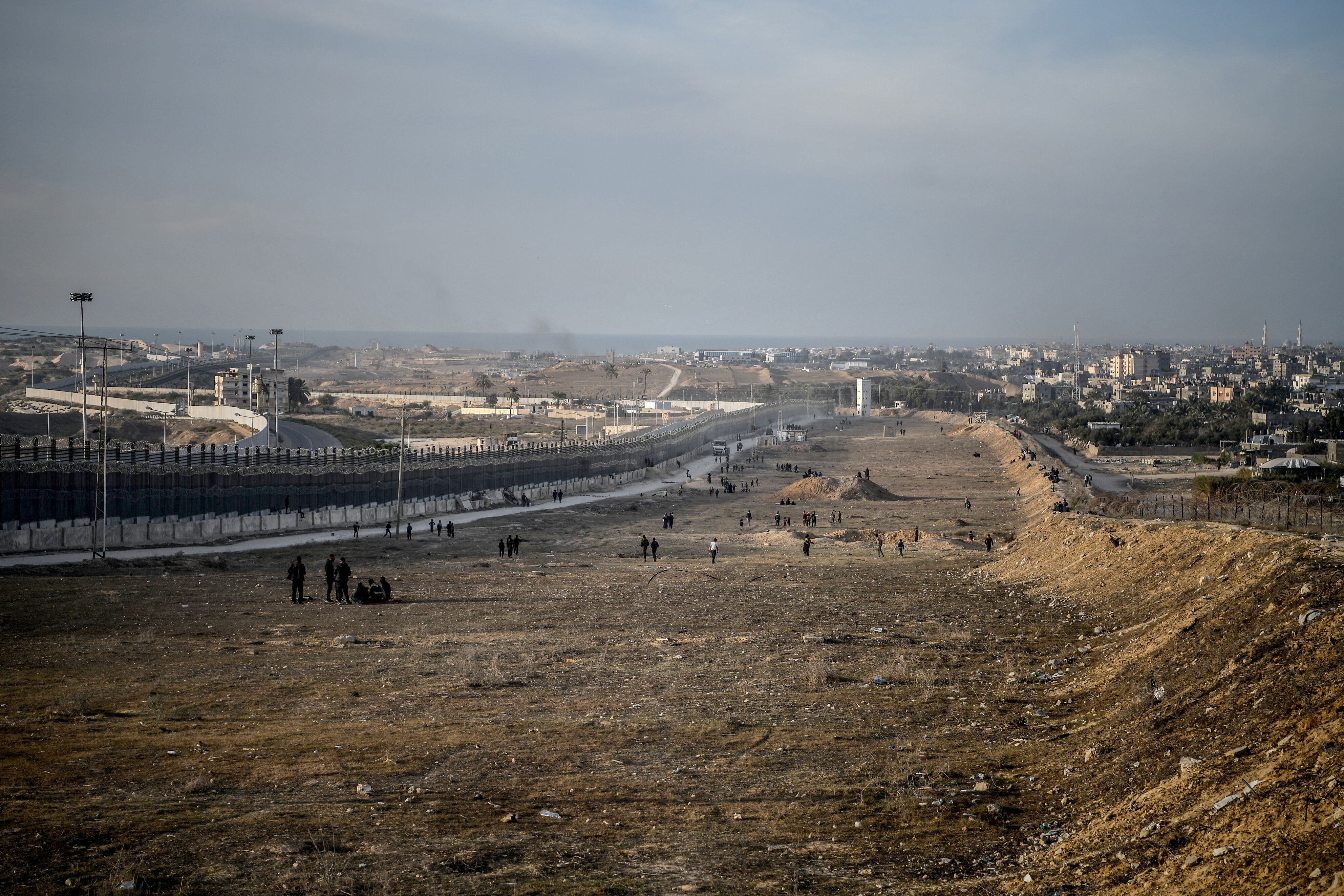 Grupos de palestinos en la zona fronteriza entre Egipto y Gaza, en las inmediaciones de Rafan, el pasado 18 de enero.