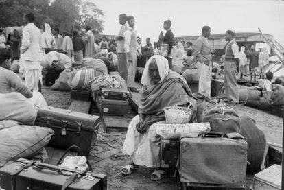 Varios refugiados huyen con sus pertenencias durante la guerra sino-India de 1962.