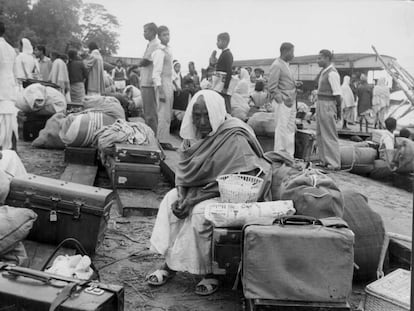 Varios refugiados huyen con sus pertenencias durante la guerra sino-India de 1962. 