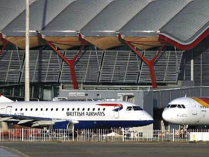 Aviones de British Airways e Iberia, en la T-4 del aeropuerto de Madrid-Barajas.