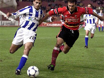 Contreras se interpone en el avance del malaguista Juanma en el partido copero de la pasada semana.