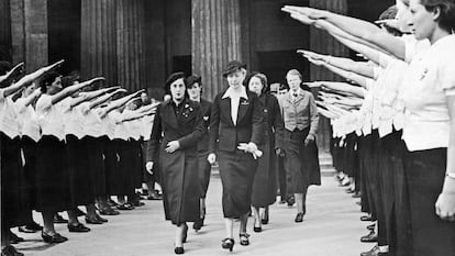 Pilar Primo de Rivera entre jóvenes nazis. 