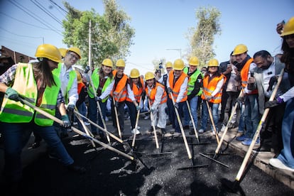 Clara Brugada (centro) durante el arranque del programa 'Bachetón: Camino libres de Baches', en la alcaldía Venustiano Carranza, el pasado 16 de octubre.