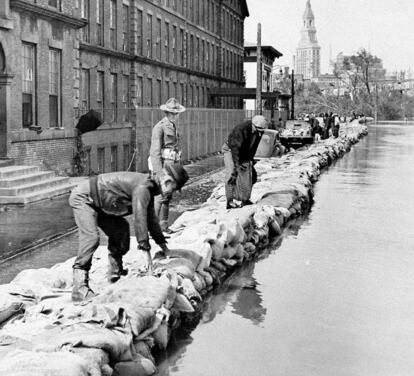 Varios ciudadanos colocan sacos de arena para retener el flujo del agua en Nueva Inglaterra en 1938, al igual que se ha hecho con Irene