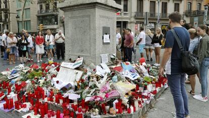 Barceloneses y turistas hacen un alto en el Memorial con flores a las v&iacute;ctimas de atentado terrorista.