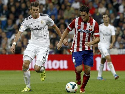 Koke conduce el balón ante Bale, en el derbi.