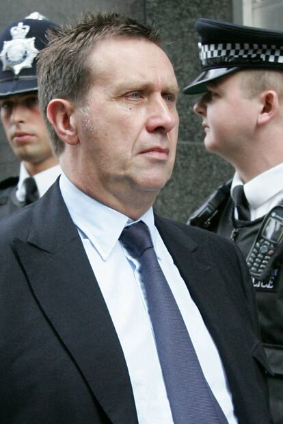 Clive Goodman llega a los tribunales en Londres, en agosto de 2006.