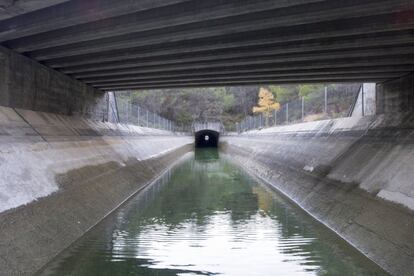 El acueducto Tajo-Segura conecta los embalses de Bolarque (pegado al de Buendía) y Talave (en Albacete) a través de 292 kilómetros de conducciones. En la imagen, el canal cerca de la localidad de Almonacid de Zorita.