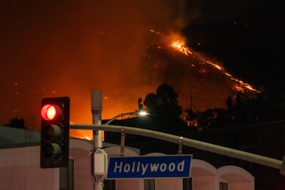 Los incendios vistos desde el Hollywood Blvd. en Los ?ngeles.