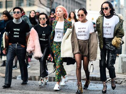 Los asistentes a los desfiles de Nueva York tienen un mensaje para Trump