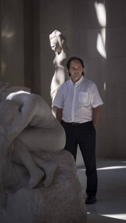 Pepe Serra en otra de las salas, junto a unas esculturas.