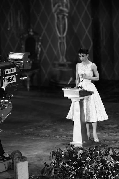 1- El vestido de flores de Givenchy con el que Audrey Hepburn recogía su Oscar a mejor actriz por su trabajo en Vacaciones en Roma. 