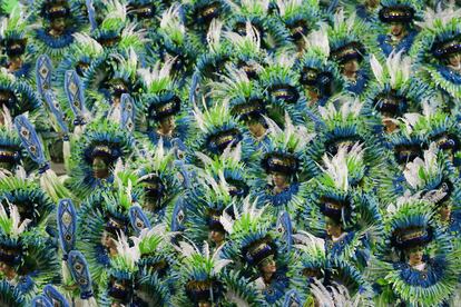 Participantes de la escuela de samba 'Vila Isabel' en el sambdromo durante el carnaval de Ro de Janeiro (Brasil).