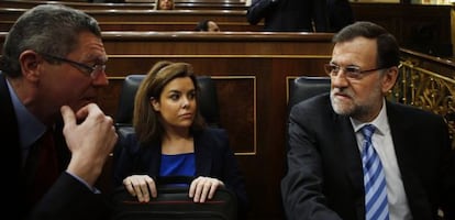 De izquierda a derecha, Alberto Ruiz-Gallardón, Soraya Sáenz de Santamaría y Mariano Rajoy.