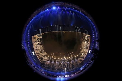 Imagen tomada con una lente ojo de pez de los fuegos artificiales durante la ceremonia de apertura de los Juegos de la Commonwealth 2014 en el Celtic Park de Glasgow, Escocia. 23 de julio 2014