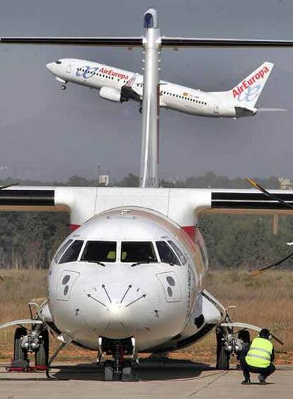 Tráfico aéreo en el aeropuerto de Manises (Valencia).