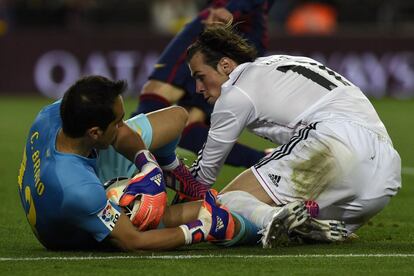 Bale xoca amb Bravo després d'un intent de rematada.