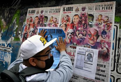 Un joven pega un cartel de búsqueda de Ana Arizbeth, el pasado 13 de abril en Ecatepec.