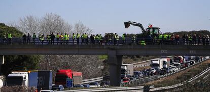 Todos los manifestantes vestían chalecos amarillos, para hacerse visibles. En la imagen, agricultores extremeños en el kilómetro 174 de la N-V cortando el tráfico.