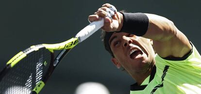 Nadal sirve durante el partido contra Verdasco.