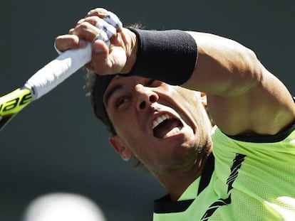 Nadal sirve durante el partido contra Verdasco.