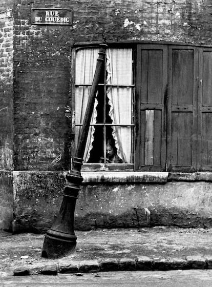 'El Havre, Francia. Septiembre de 1948'. El libro de Kertész, traducido como 'Leer' en la edición española, consta de 66 imágenes en blanco y negro de formato reducido.