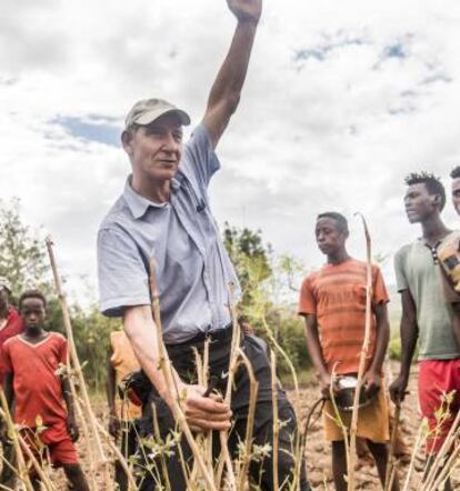 Con paciencia y respesto, se combinaron actividades de reforestación y ayuda humanitaria