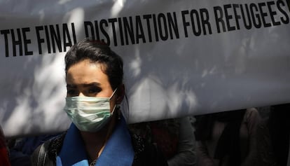 Refugiados agfanos protestan a las puertas del Alto Comisionado de las Naciones Unidas para los Refugiados en Nueva DElhi (India), este jueves, con motivo del Día Internacional del Refugiado.