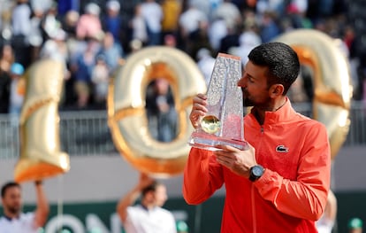 Djokovic posa con el trofeo tras batir a Hurkacz.