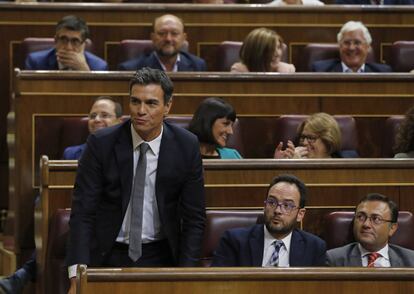 Pedro Sánchez vota "no" a la investidura de Mariano Rajoy.
