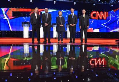 Jim Webb, Bernie Sanders, Hillary Rodham Clinton, Martin O'Malley y Lincoln Chafee, poco antes del debate entre los aspirantes a la candidatura demócrata en el cnal de televisión CNN, el pasado día 13.