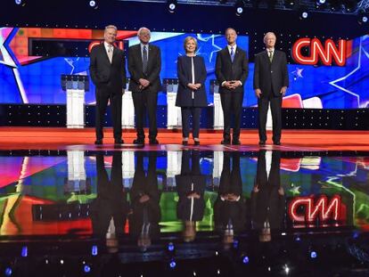 Jim Webb, Bernie Sanders, Hillary Rodham Clinton, Martin O'Malley y Lincoln Chafee, poco antes del debate entre los aspirantes a la candidatura demócrata en el cnal de televisión CNN, el pasado día 13.
