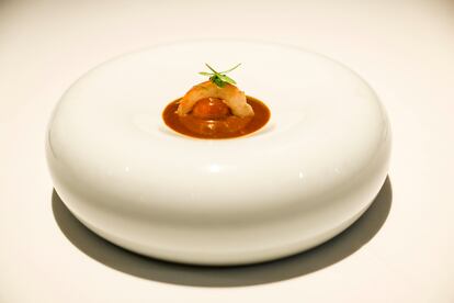 Gamba blanca con mojo hervido de sus cabezas y mojo de cardamomo.
