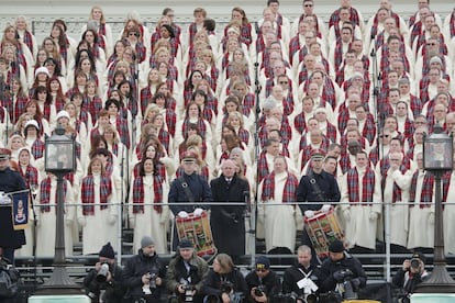 Integrantes del coro del Tabernáculo Mormón, durante la ceremonia en el Capitolio.