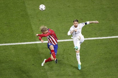 Jugada entre Fernado Torres (i) y Sergio Ramos.