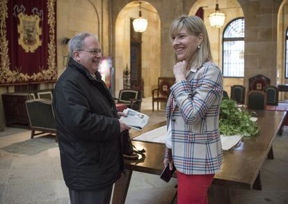 Arturo Aldecoa, expulsado del PP, conversa con la presidenta de las Juntas Generales de Bizkaia, Ana Otadui, antes de comenzar el pleno.