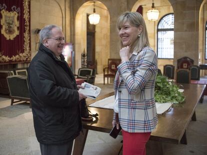 Arturo Aldecoa, expulsado del PP, conversa con la presidenta de las Juntas Generales de Bizkaia, Ana Otadui, antes de comenzar el pleno.