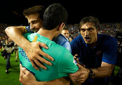 Piqué y Busquets se abrazan.