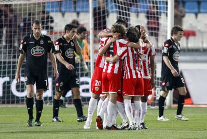 Los jugadores del Almería festejan su gol ante el Deportivo.