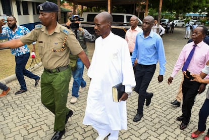 La policía escolta en Mombasa a Ezekiel Odero, líder detenido de la secta New Life Prayer Centre and Church.