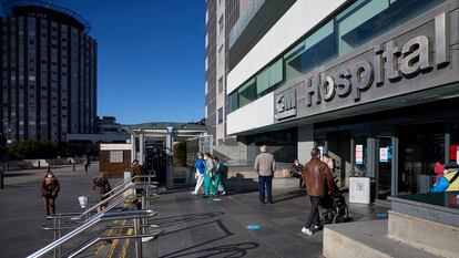 Acceso al hospital público de La Paz, en Madrid.