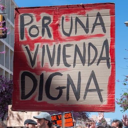 Pancarta en una manifestación por la vivienda, en abril de 2025, en Ibiza. 