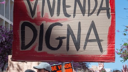 Pancarta en una manifestación por la vivienda, en abril de 2025, en Ibiza.